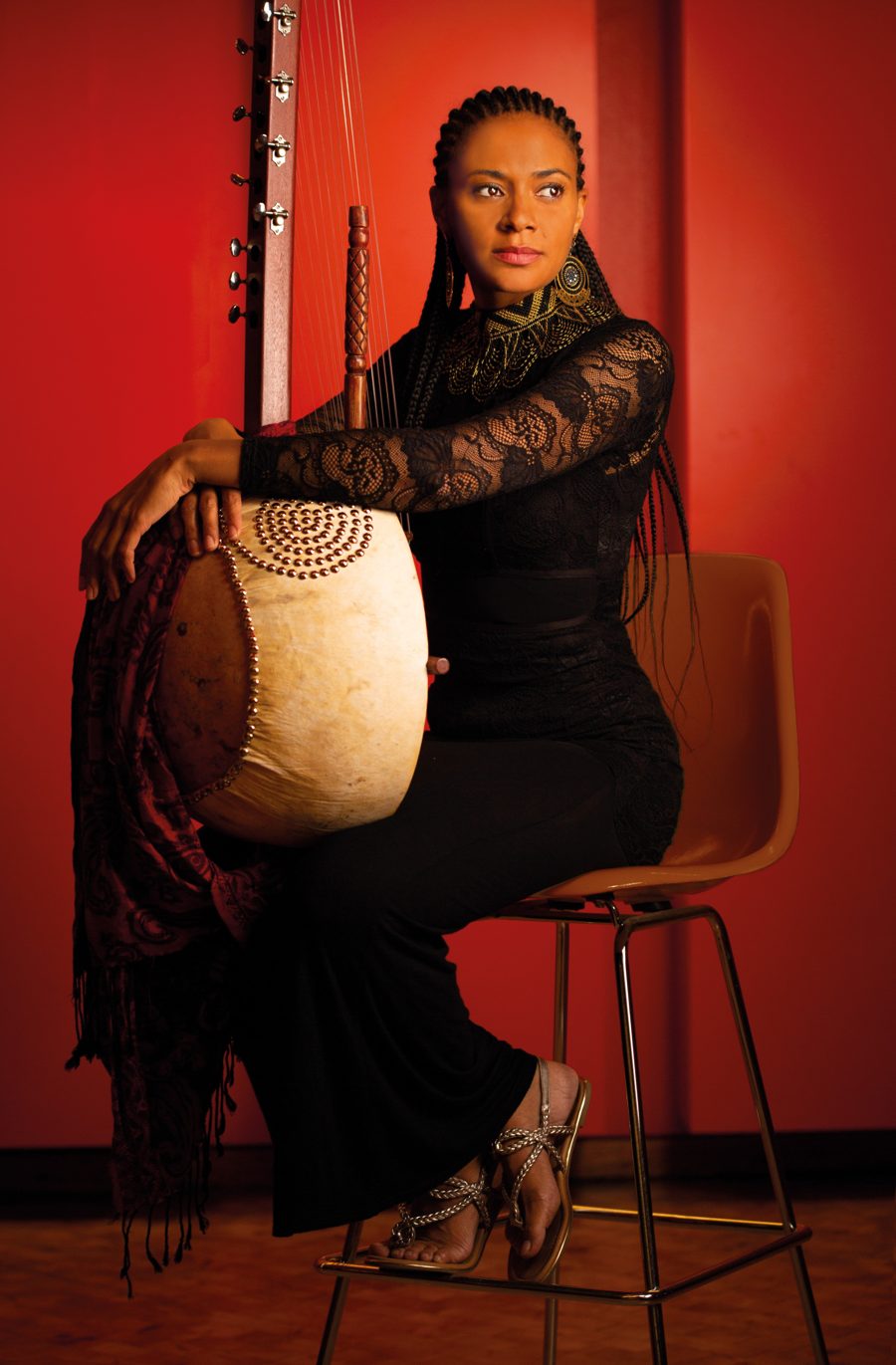 Sona Jobarteh with her kora